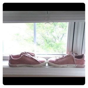 baby pink sneaks👟💕